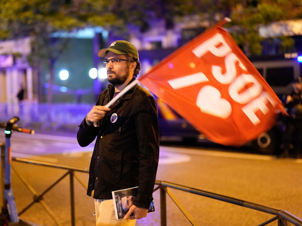 Foto: Un simpatizante participa este miércoles en una manifestación en apoyo al presidente del Gobierno, Pedro Sánchez. (EFE/Borja Sánchez-Trillo)
