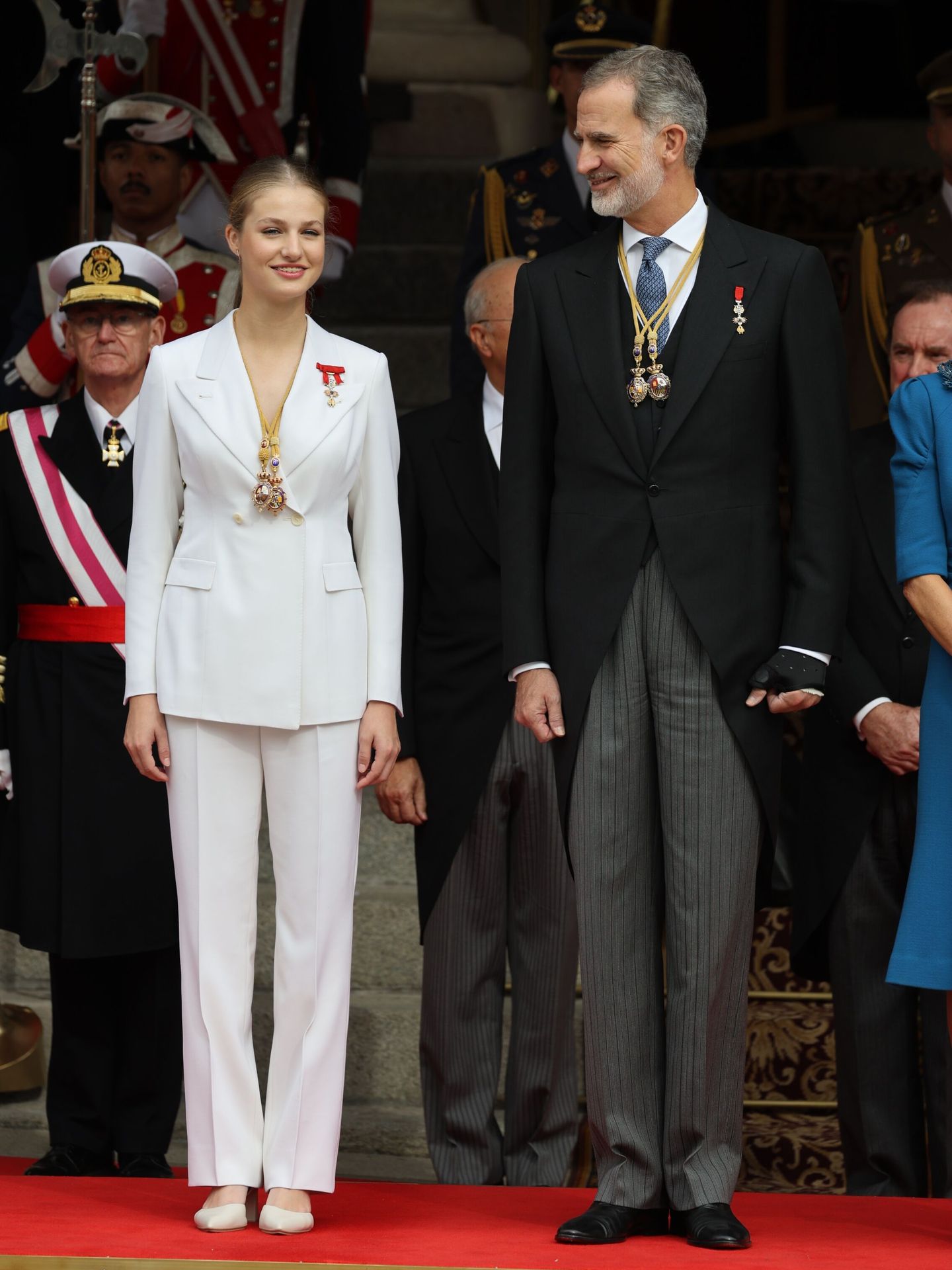La princesa Leonor y el rey Felipe, a la salida tras el acto de jura de la Constitución ante las Cortes Generales. (Europa Press)