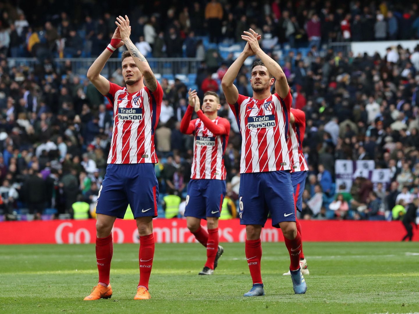 Saúl y Koke, aplauden a su afición en un partido con el Atlético de Madrid. (EFE)