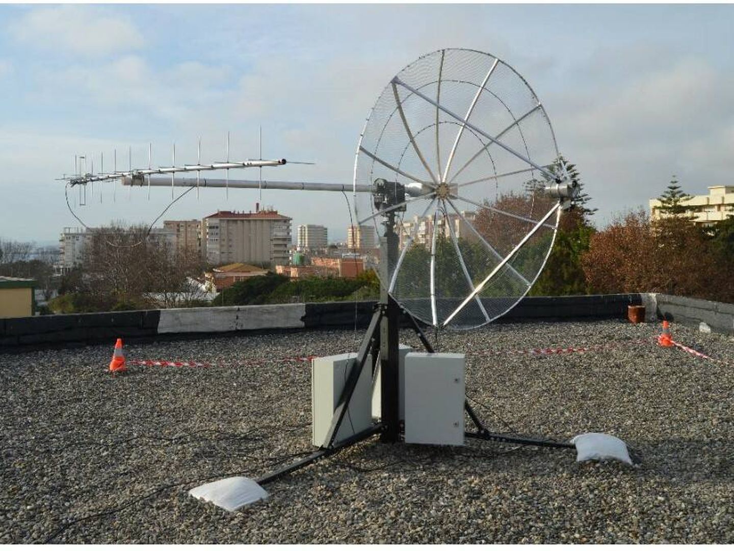 La antena instalada en la azotea del Ayuntamiento de la Línea. (Ayuntamiento de La Línea)