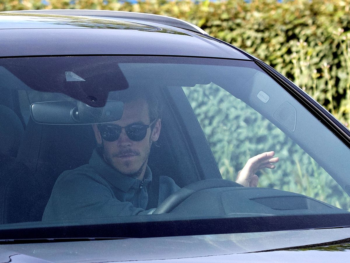 Foto: Gareth Bale sale en su coche de la Ciudad Deportiva de Valdebebas. (Efe)
