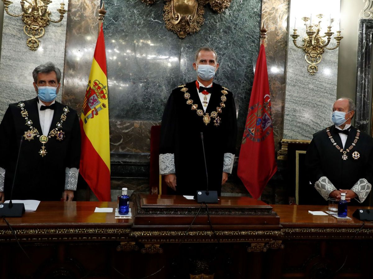 Foto: Felipe VI, acompañado por el presidente del Consejo General del Poder Judicial (CGPJ), Carlos Lesmes (i), y el ministro de Justicia, Juan Carlos Campo (d). (EFE)