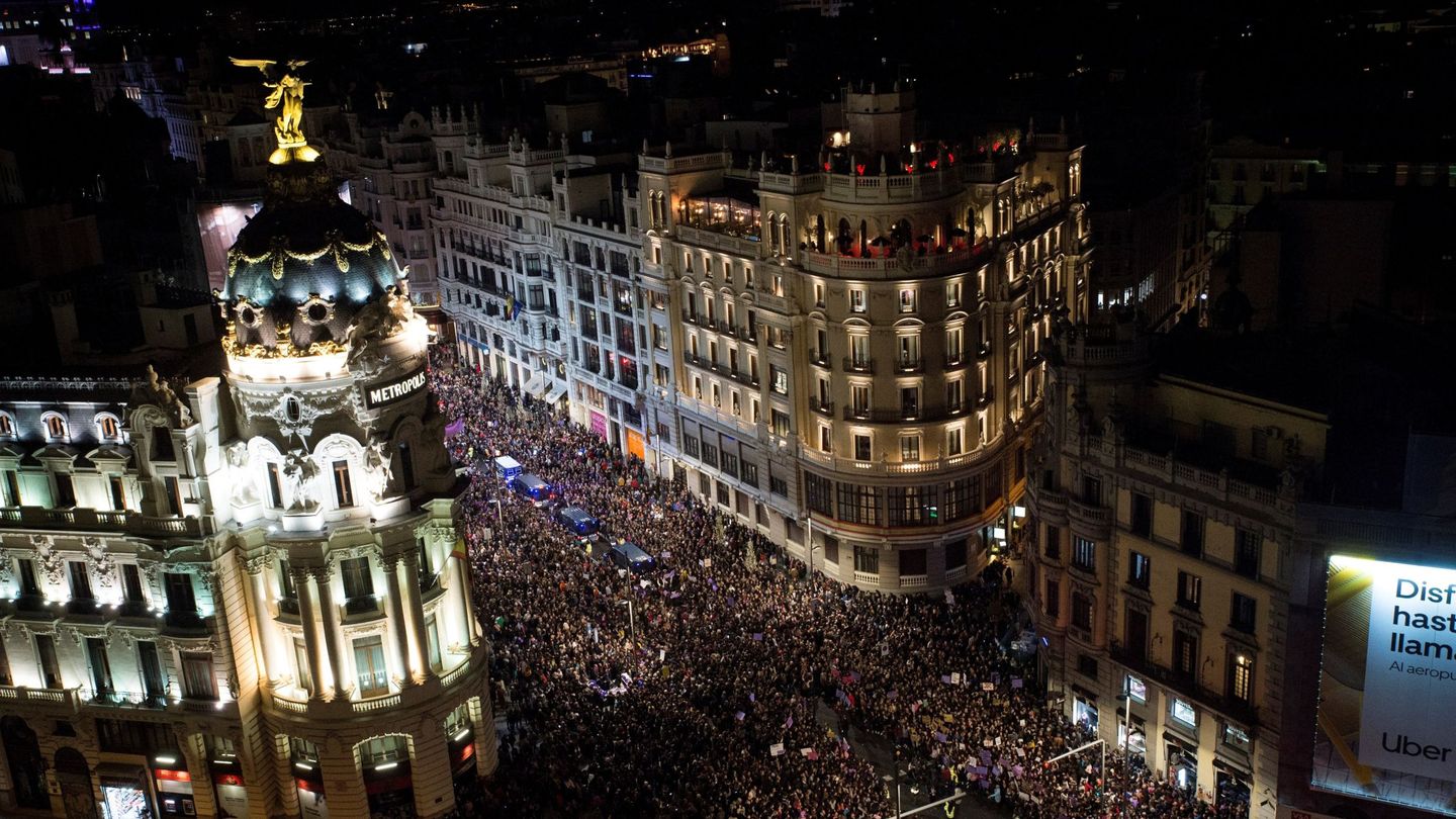 Vista general tomada desde la azotea del Círculo de Bellas Artes de la marcha del pasado 8 de marzo en Madrid. (EFE)