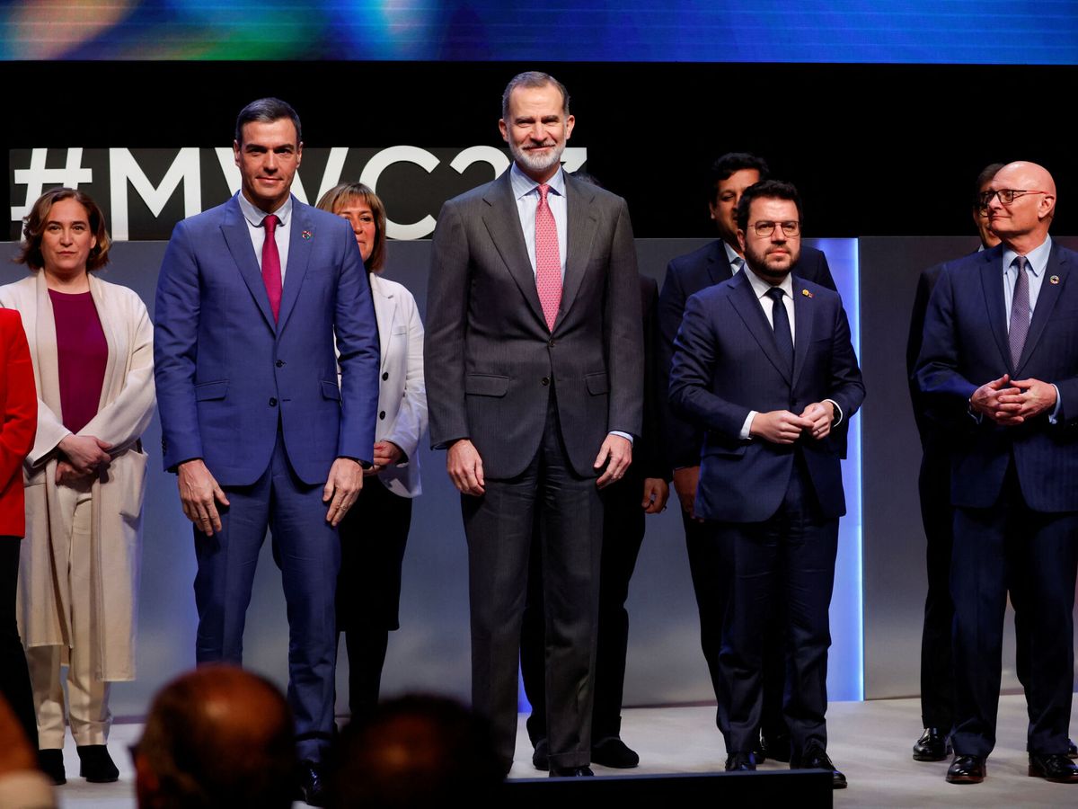 Foto: Pedro Sánchez, Felipe VI y Pere Aragonès en la foto oficial. (Reuters/Albert Gea)