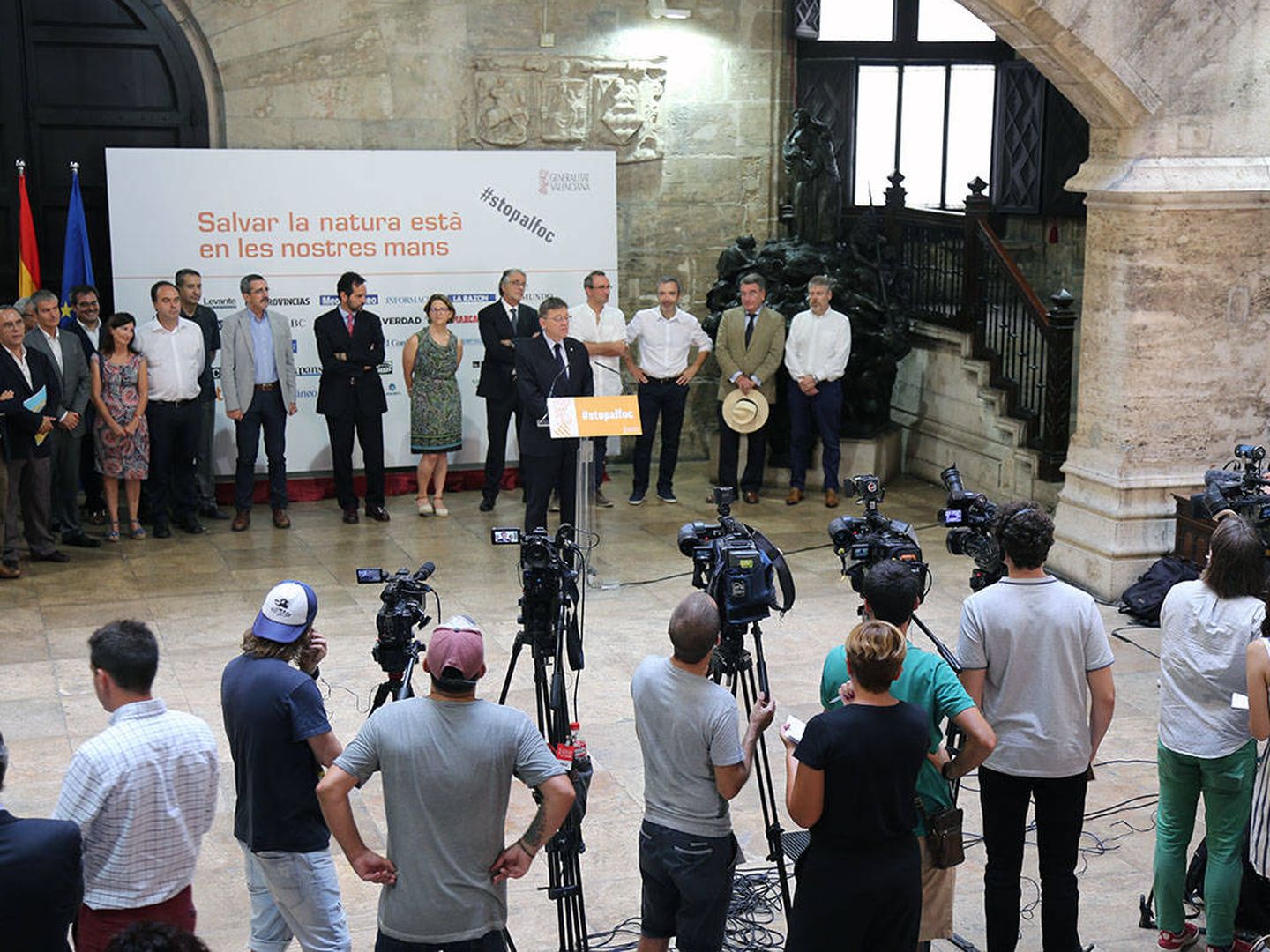 Representantes de los medios de comunicación, en la presentación de la campaña #Stopalfoc, con Ximo Puig. (GVA)
