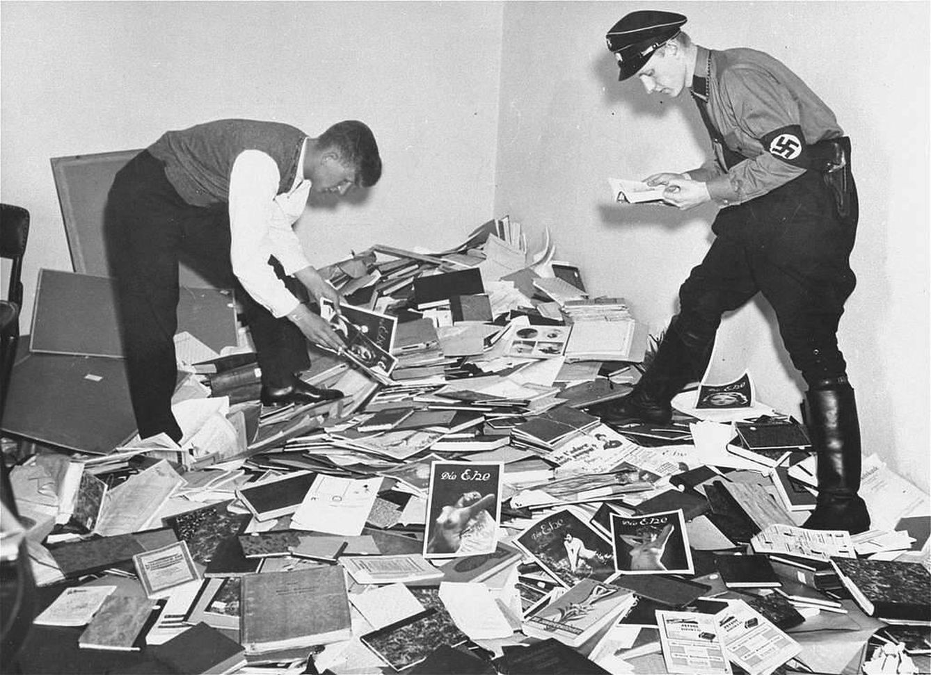 Oficiales nazis requisando libros del Instituto de Ciencias Sexuales. (United States Holocaust Memorial Museum)