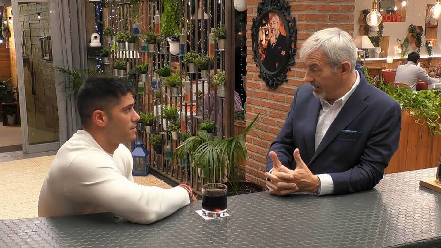 Carlos Sobera junto a Jordi en 'First Dates'. (Mediaset)