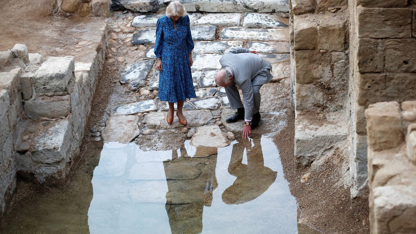 El príncipe Carlos y Camilla, en el río Jordán. (Getty/Peter Nicholls)