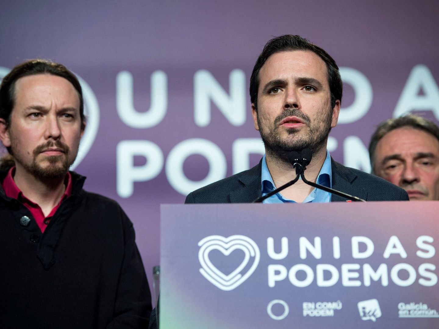 El candidato al Congreso por Unidas Podemos, Alberto Garzón (d). (EFE)