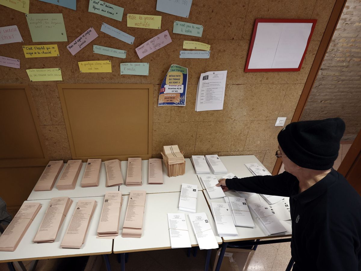 Foto: Colocación urnas y papeletas en colegios electorales. (EFE/Jesús Diges)