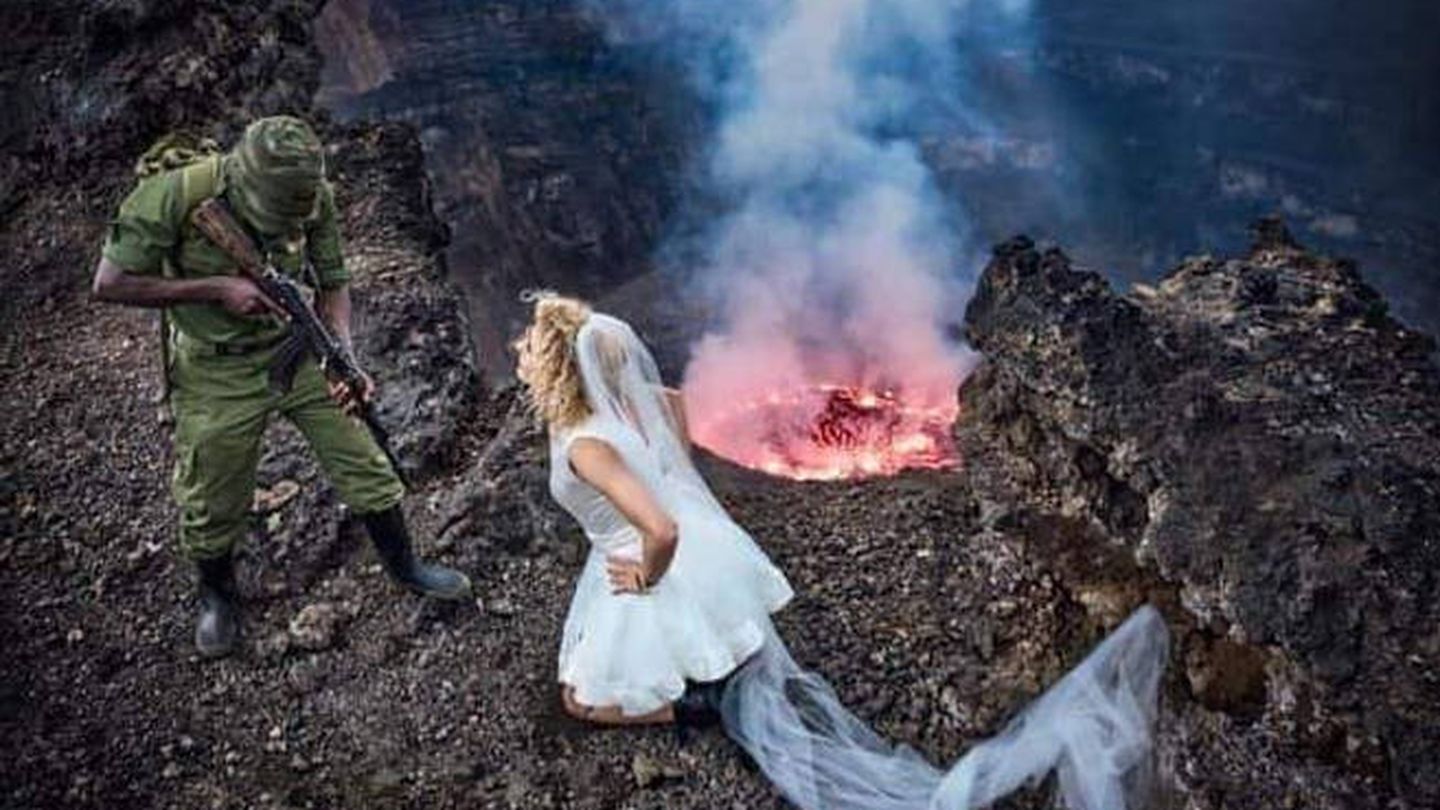 Aquí es la novia quien aparece sola ante un miliciano (Foto: Facebook)