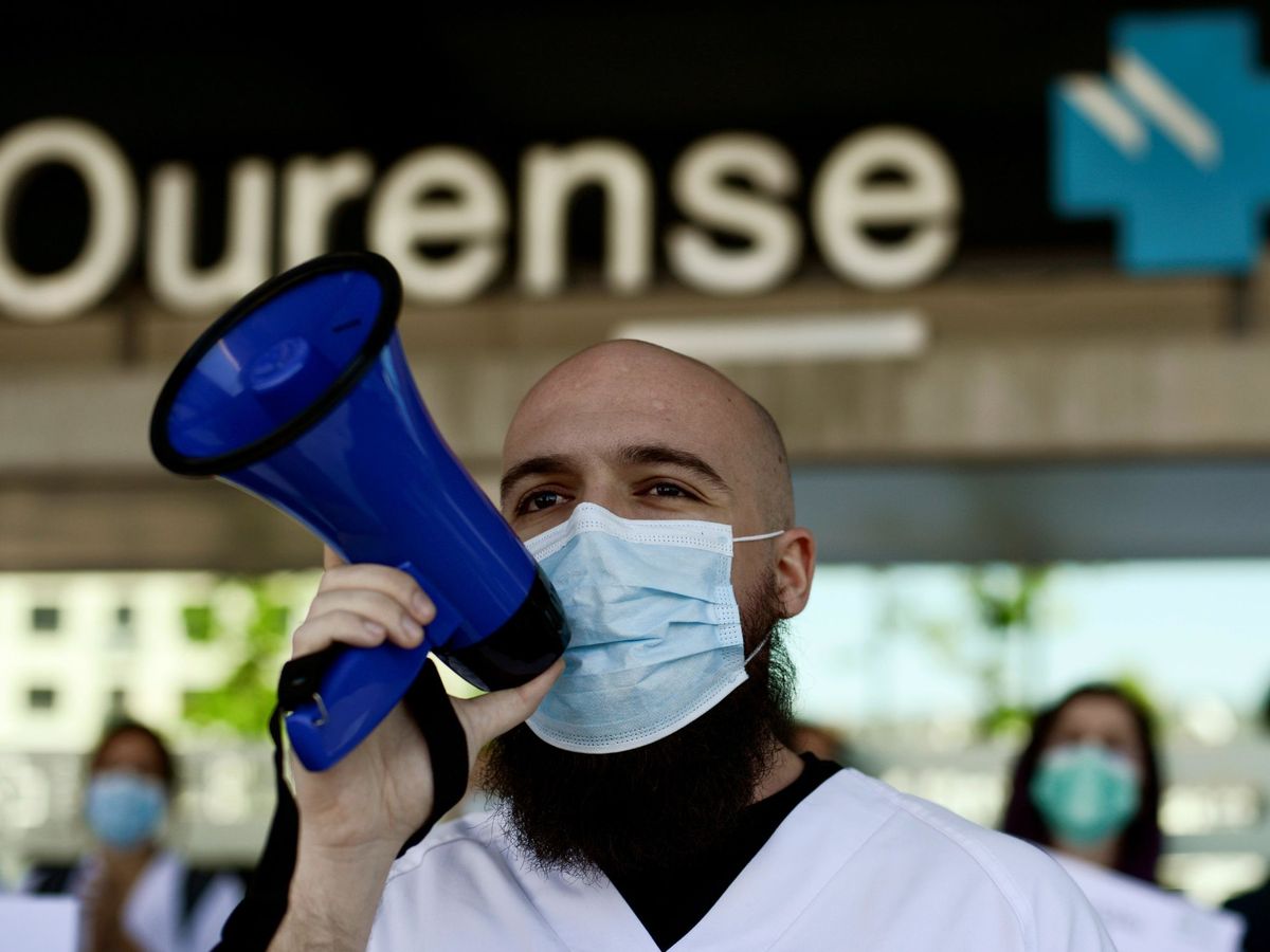 Foto: Un sanitario participa en la concentración de sanitarios del CHUO para protestar contra "la pandemia" de contratos del Servizo Galego de Saúde (Sergas) en Ourense (EFE)