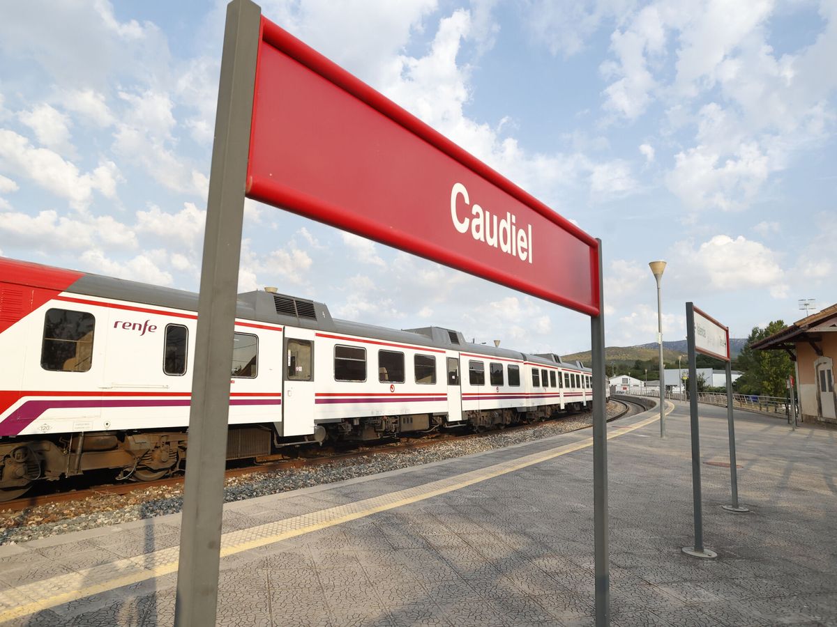 Foto: El tren regresó a la estación de Caudiel tras dar marcha atrás en una línea no electrificada. (EFE)