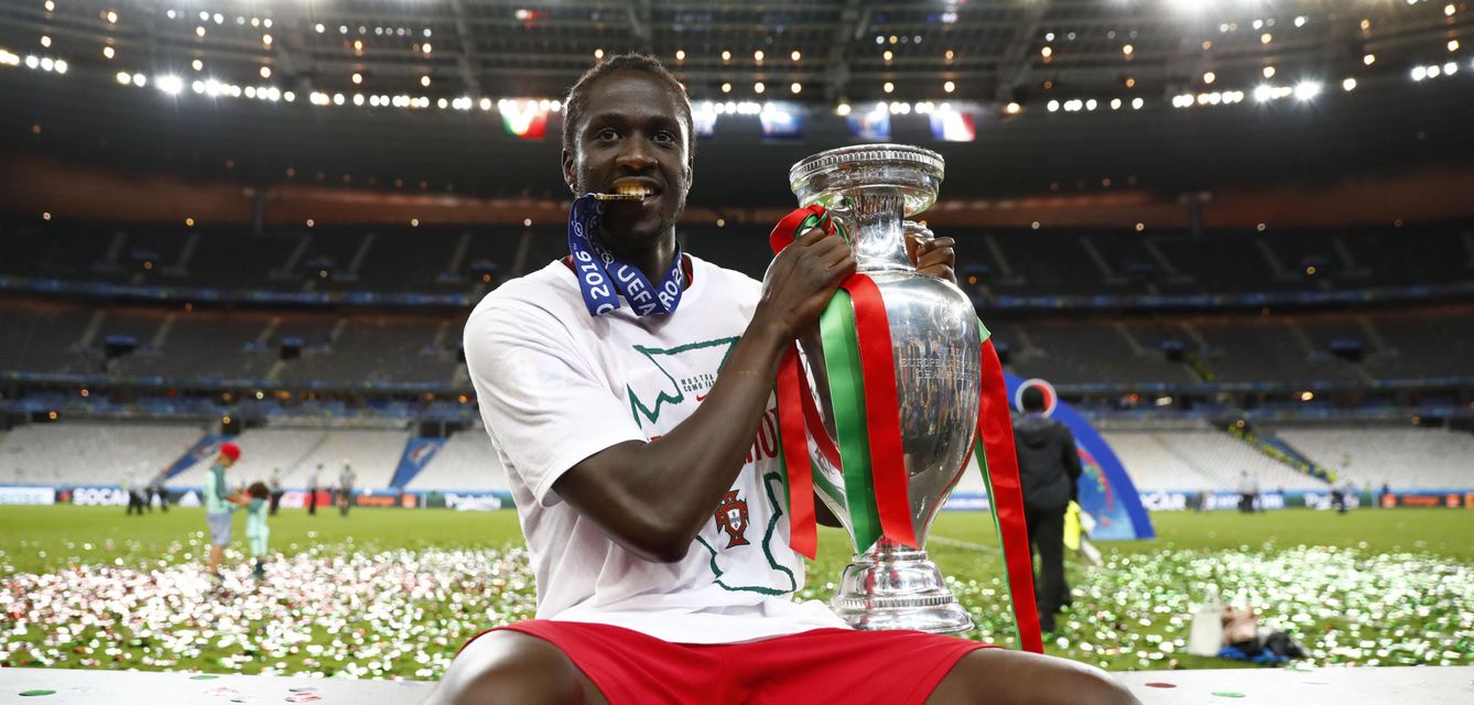 Éder, con el trofeo que acredita a Portugal como campeón de la Eurocopa de Francia 2016 (Reuters)