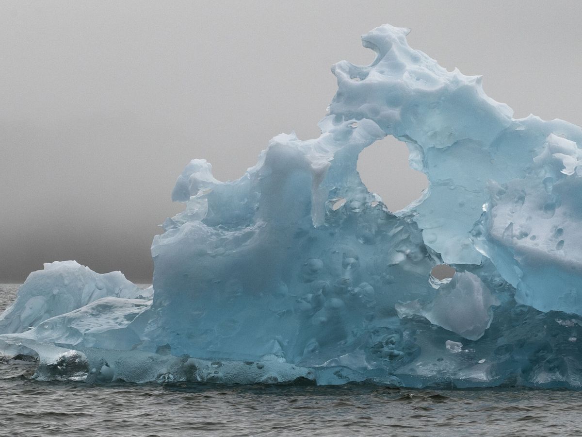 Foto: Un iceberg flota en la Antártida. (EFE/Alberto Valdes)