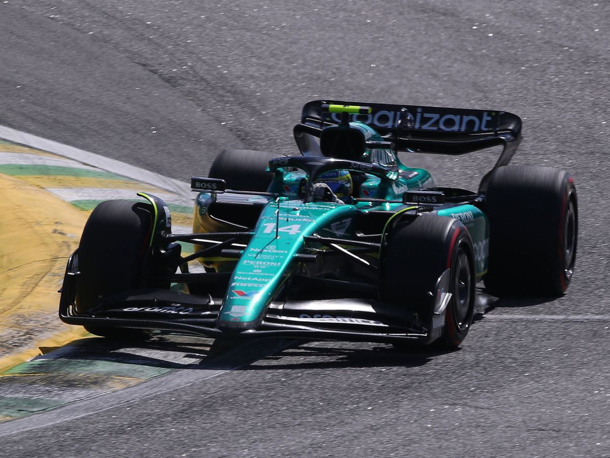 Foto: Alonso tuvo una dura batalla con Sergio Pérez por la tercera posición. (Reuters/Amanda Perobelli)