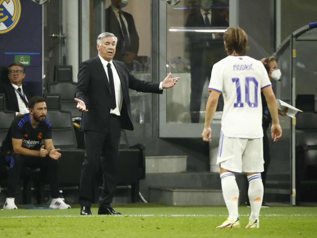 Foto: Carlo Ancelotti da órdenes a Luka Modric. (Reuters)