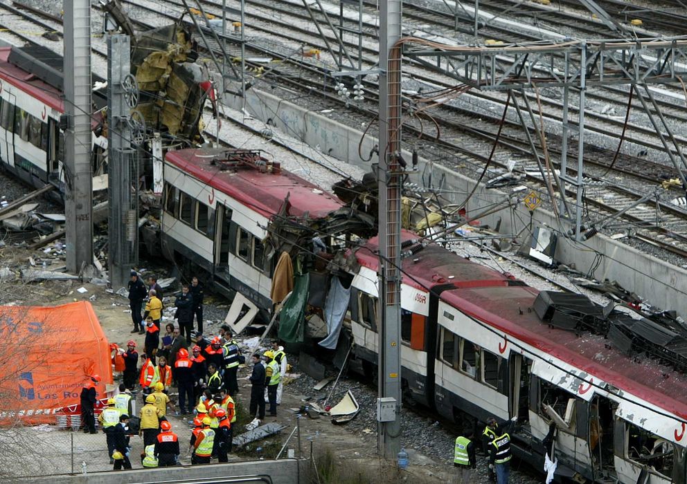 Foto: Equipos de rescate en uno de los trenes del 11M. (Reuters)