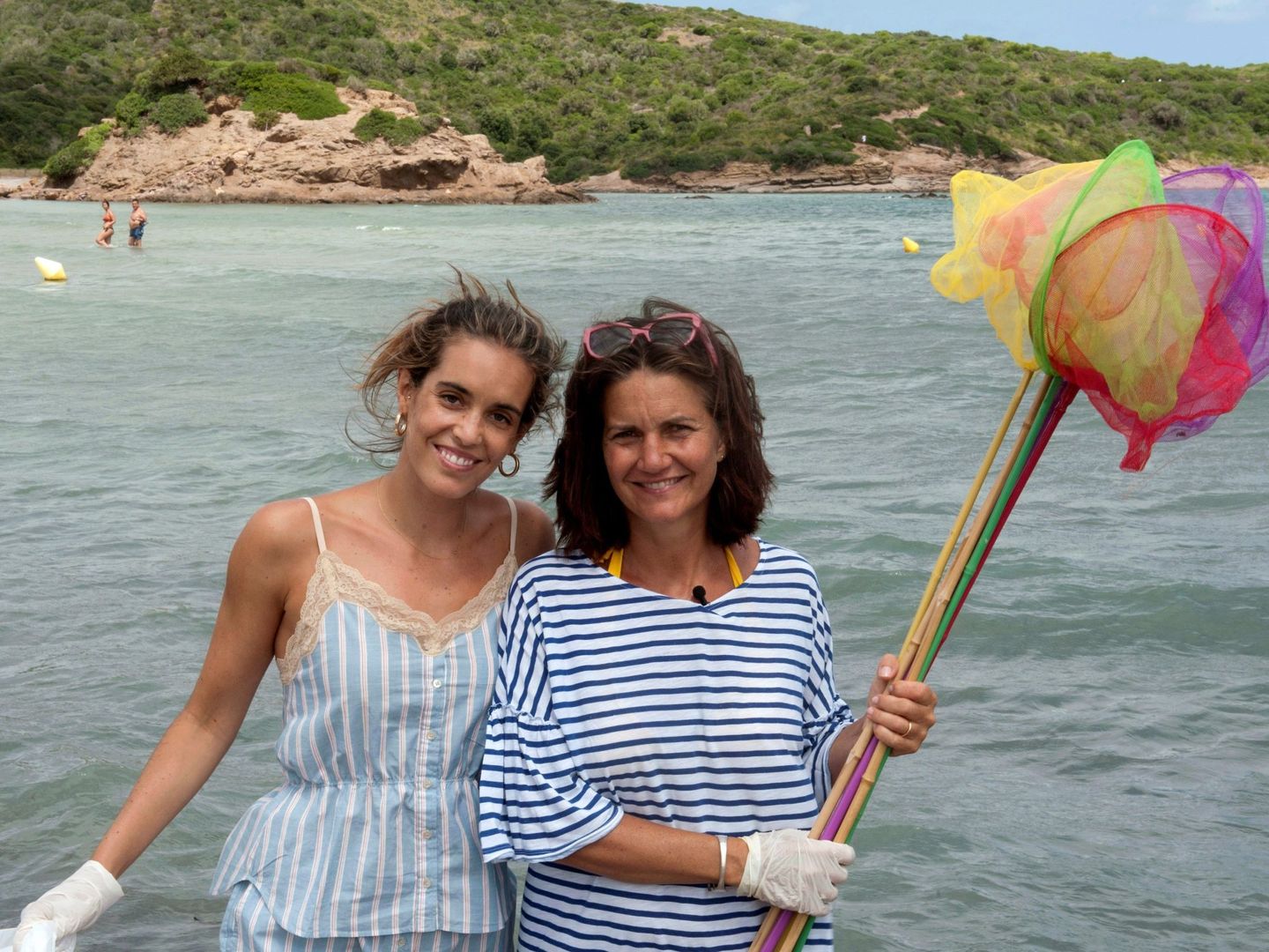Samantha Vallejo-Nágera y Ona Carbonell, durante una jornada de limpieza del litoral en Menorca. (EFE)