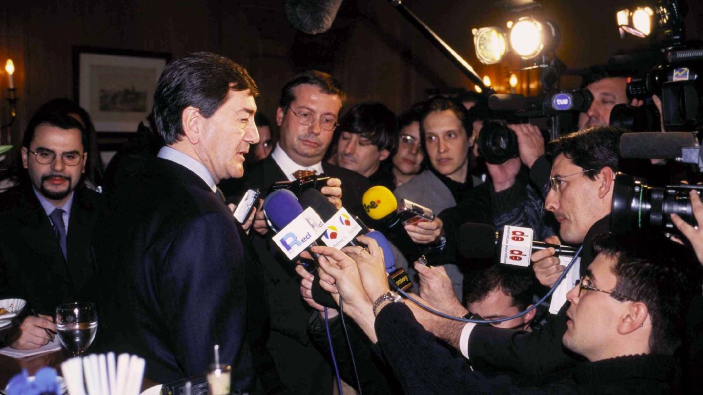 Alfonso Cortina atiende a los periodistas en su época como presidente de Repsol. (CP)