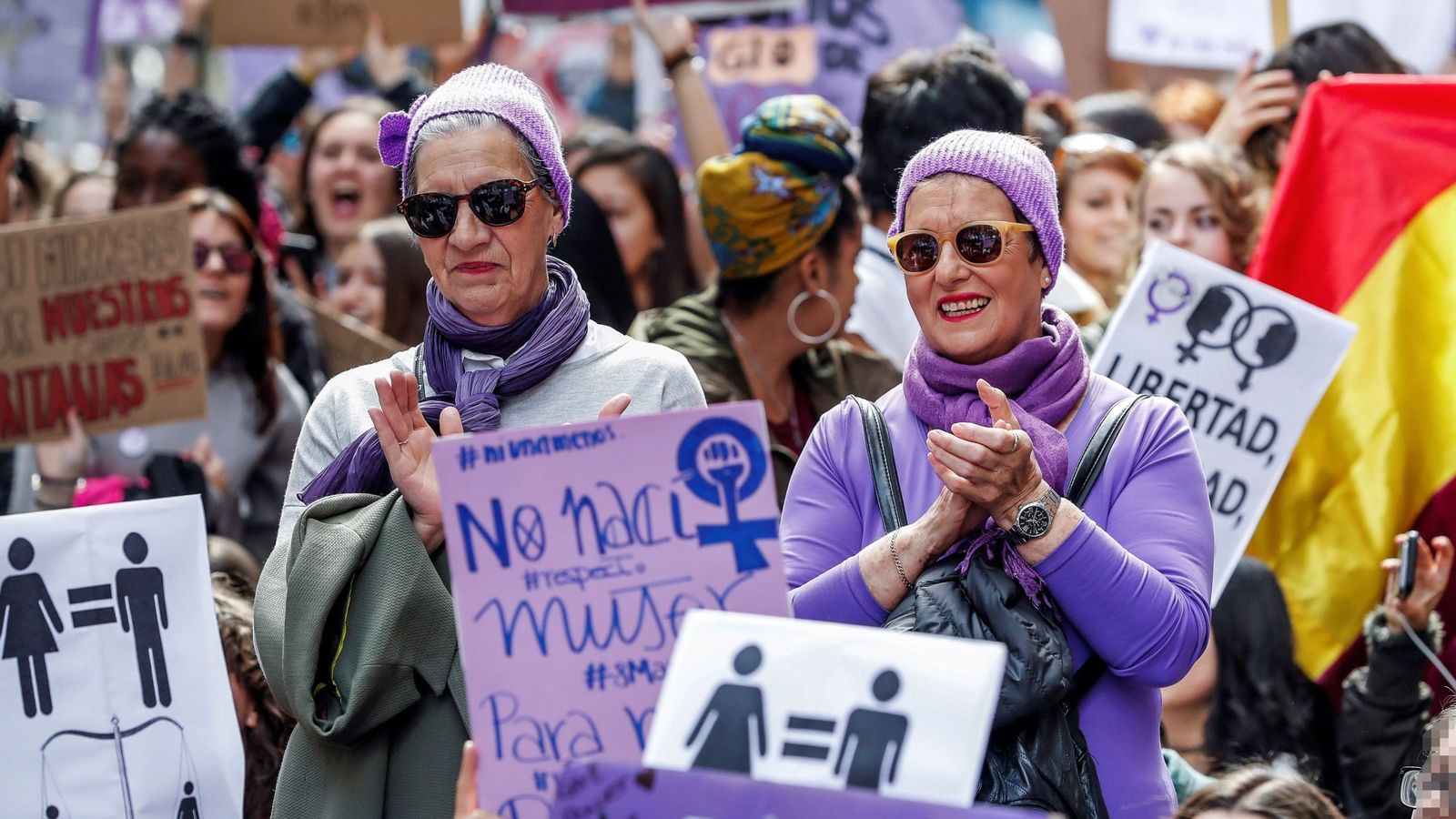 Foto: Un grupo de mujeres se concentra el 8 de marzo con motivo del Día Internacional de la Mujer. (EFE)