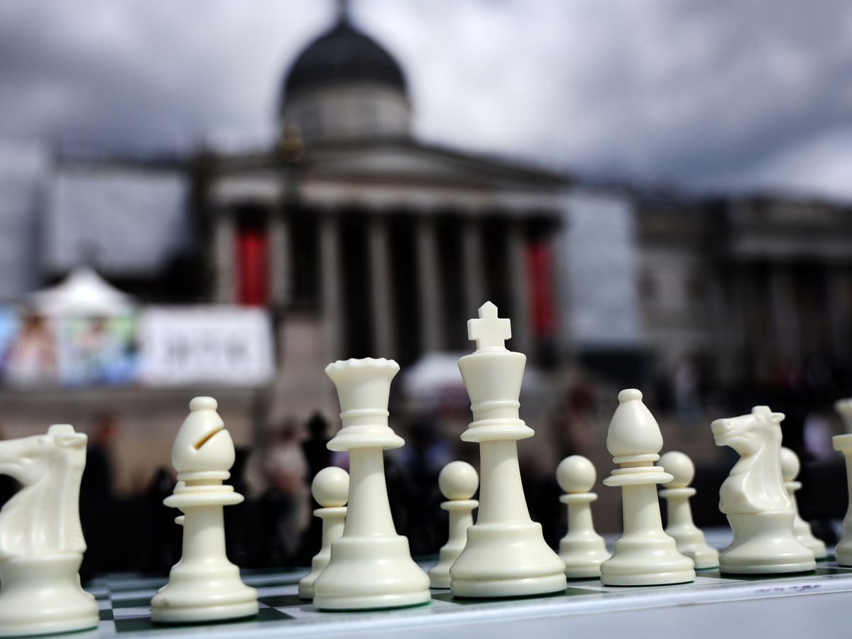 Foto: Un tablero de ajedrez en Londres. (EFE/Andy Rain)