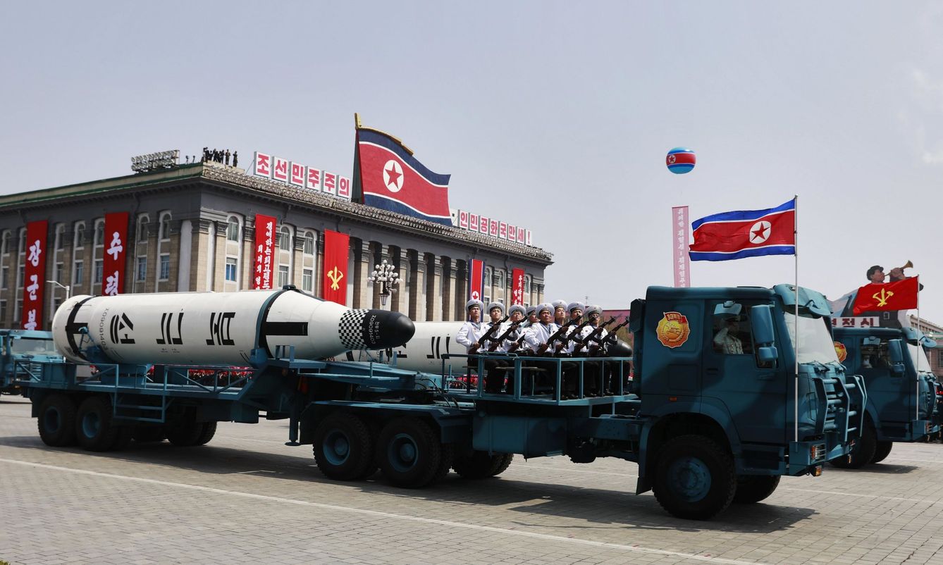 Un vehículo militar con dos misiles a bordo participa en un desfile por la festividad del Día del Sol en la plaza Kim Il Sung, en Pionyang (Corea del Norte). (EFE)
