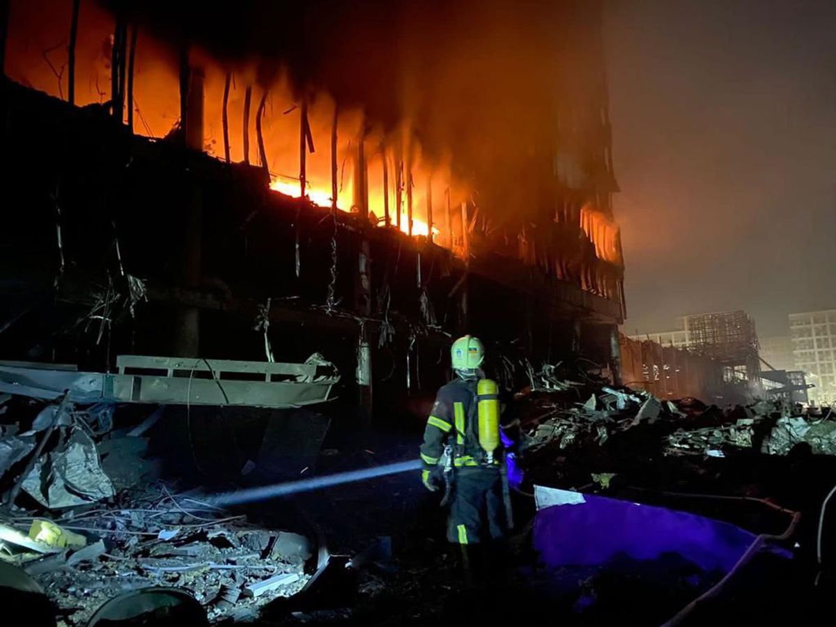 Foto: El centro comercial de Kiev tras el ataque. (EFE/ Servicio de Emergencias de Ucrania)