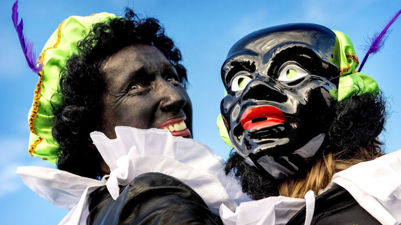 Foto: Dos personas disfrazadas de 'Zwarte Piet' (Pedrito el Negro). (EFE)