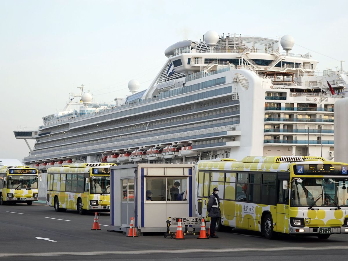 Foto: Así hicieron desembarcar a los pasajeros del Diamonf Princess. (Reuters)