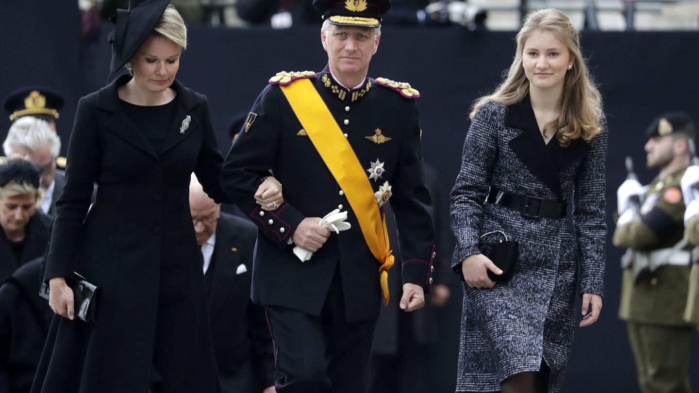 La princesa Elisabeth, con sus padres en el funeral de Jean de Luxemburgo. (EFE)