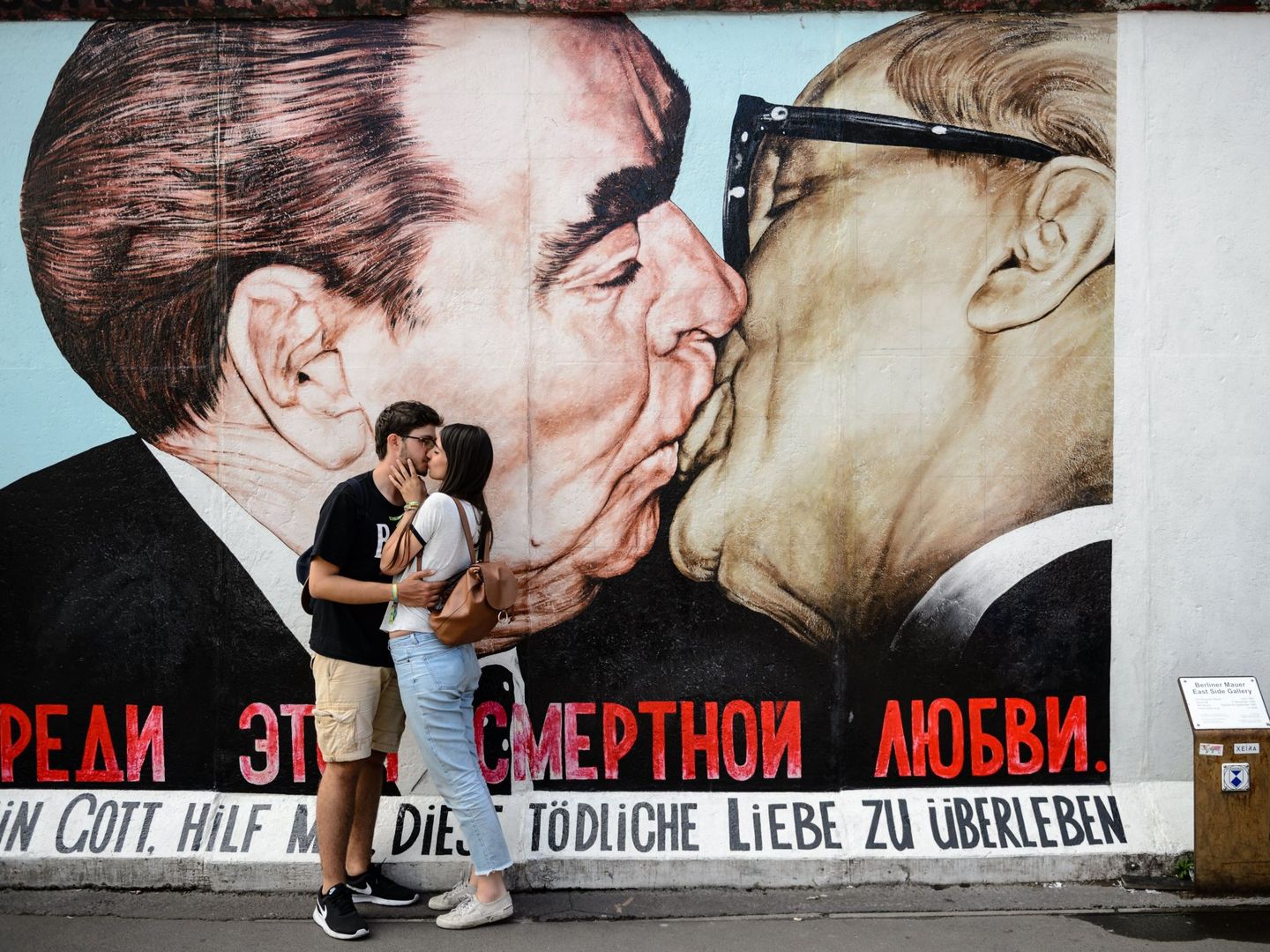 Probablemente otro de los besos más famosos del mundo, con su propio muro. EFE