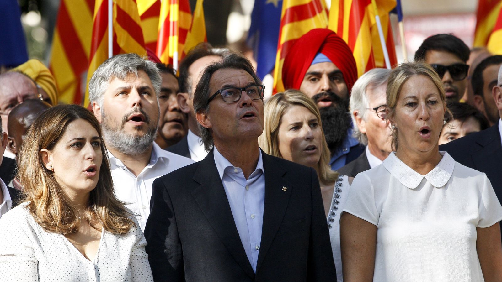 Foto: El expresidente de la Generalitat de Catalunya Artur Mas (c) asiste a la tradicional ofrenda floral al monumento de Rafael Casanova. (EFE) 