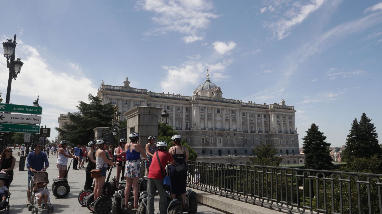 Foto: Un grupo de turistas, frente al Palacio Real de Madrid.