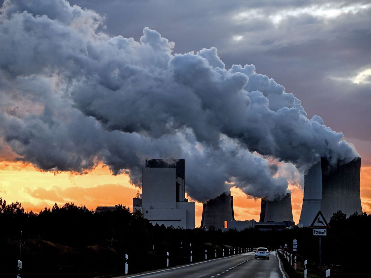 Foto: El vapor de agua emana de varias chimeneas en una planta de Boxberg, Alemania. (EFE)