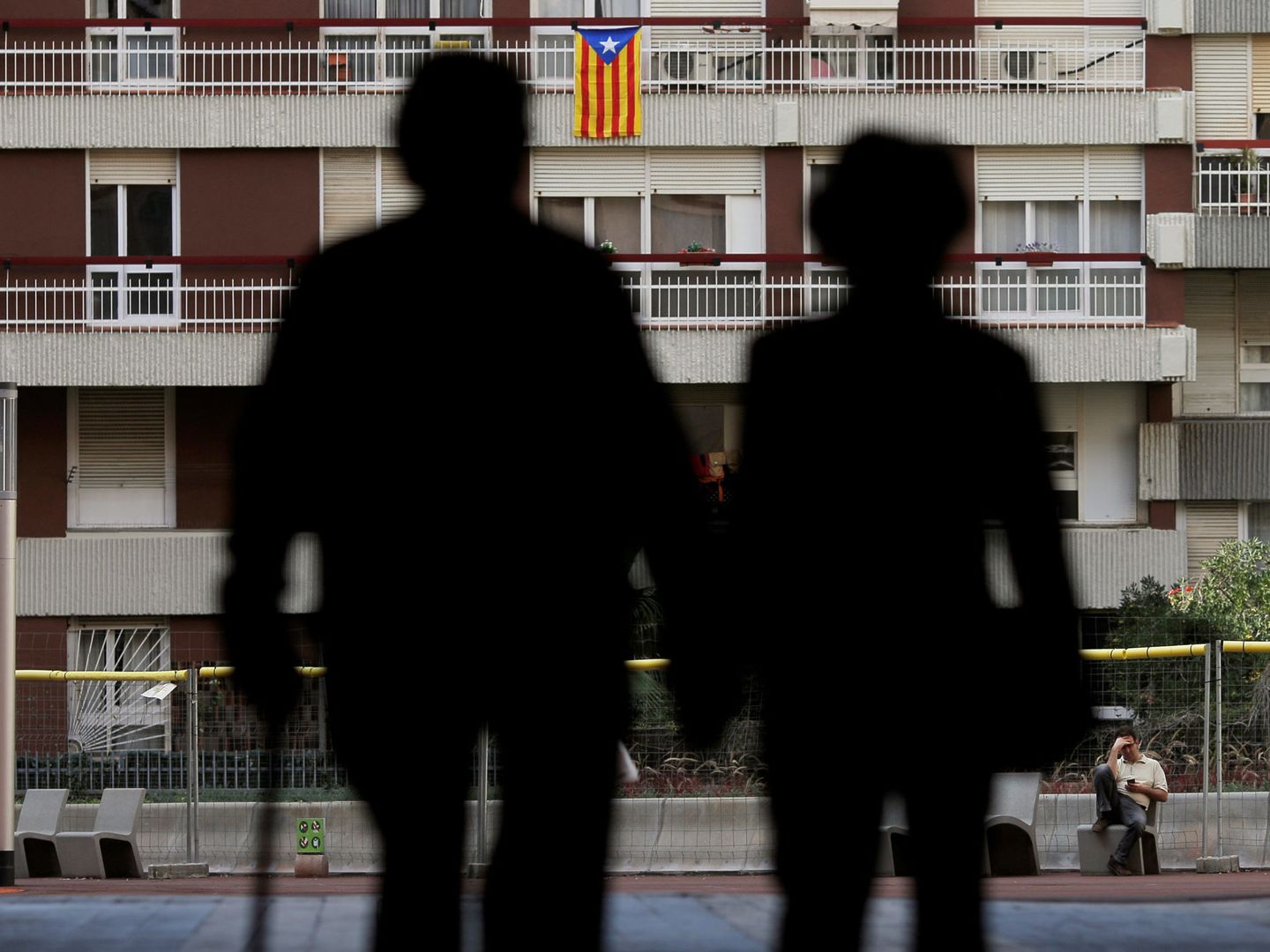 Una 'estelada' cuelga de un balcón de Barcelona después de la proclamación de la independencia. (Reuters)
