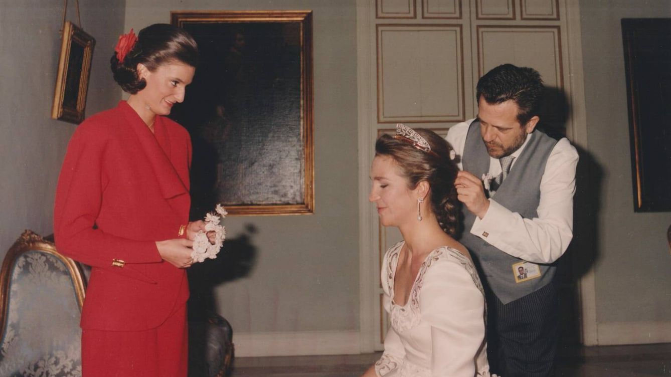 Foto: Petro Valverde le arregla el peinado a la infanta Elena el día de su boda, en presencia de María Zurita. (Cortesía)