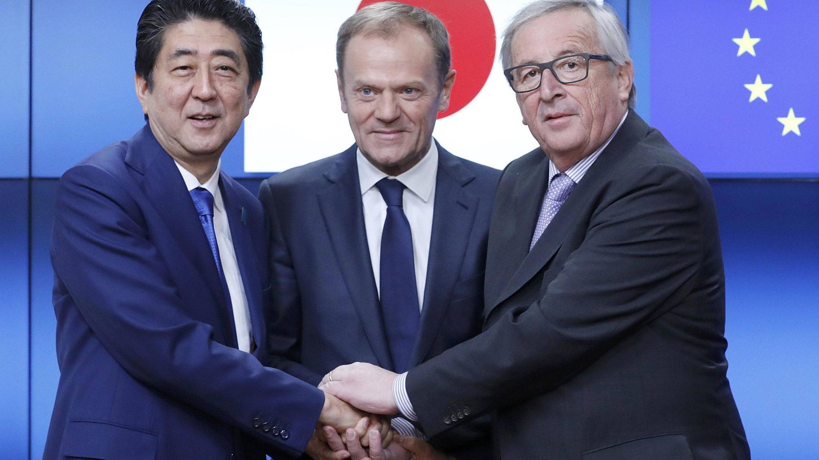 Foto: El primer ministro japonés Shinzo Abe se reunió con el presidente de la Comisión Europea, Jean-Claude Juncker (R), y el presidente del Consejo de la UE,Donald Tusk, ayer en la sede de la UE en Bruselas, Bélgica. (Reuters)