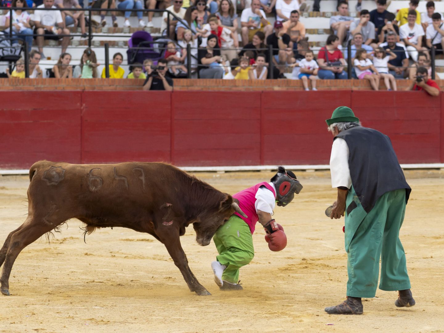'El Popeye torero y sus enanitos marineros', en Teruel. (EFE/Antonio García)