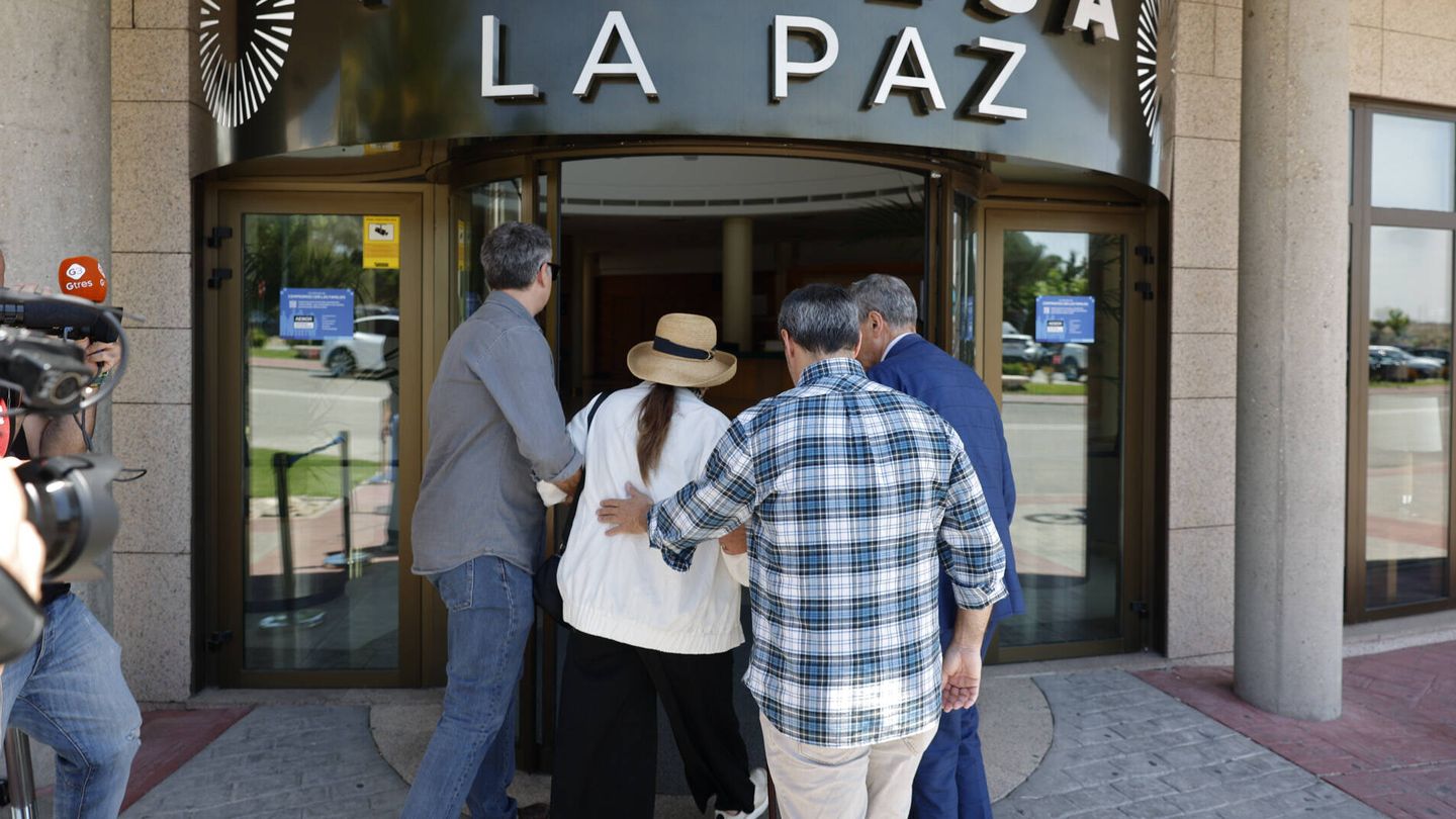 Massiel a las puertas de el Tanatorio de La Paz. (Gtres)