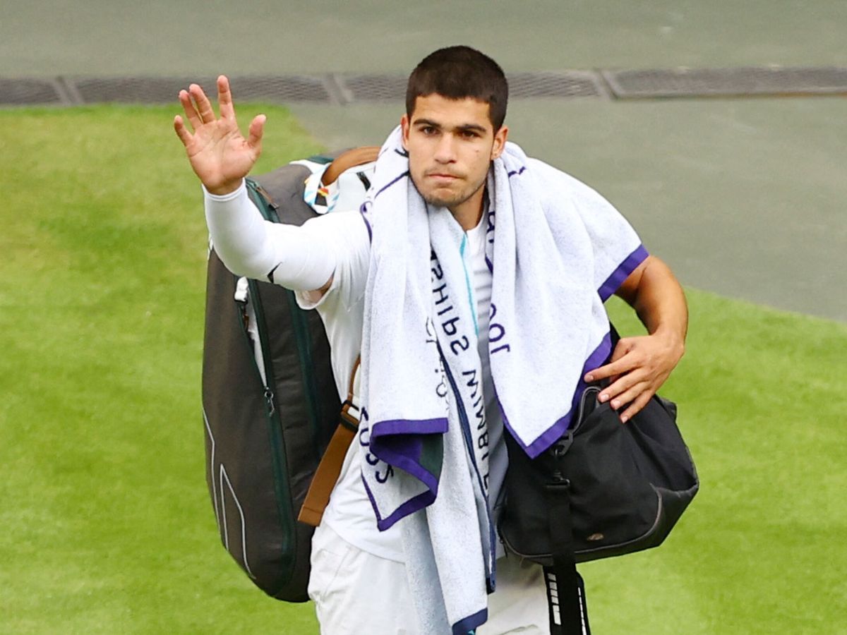 Foto: Carlos Alcaraz se despide de Wimbledon en 2022. (Reuters/Hannah Mckay)