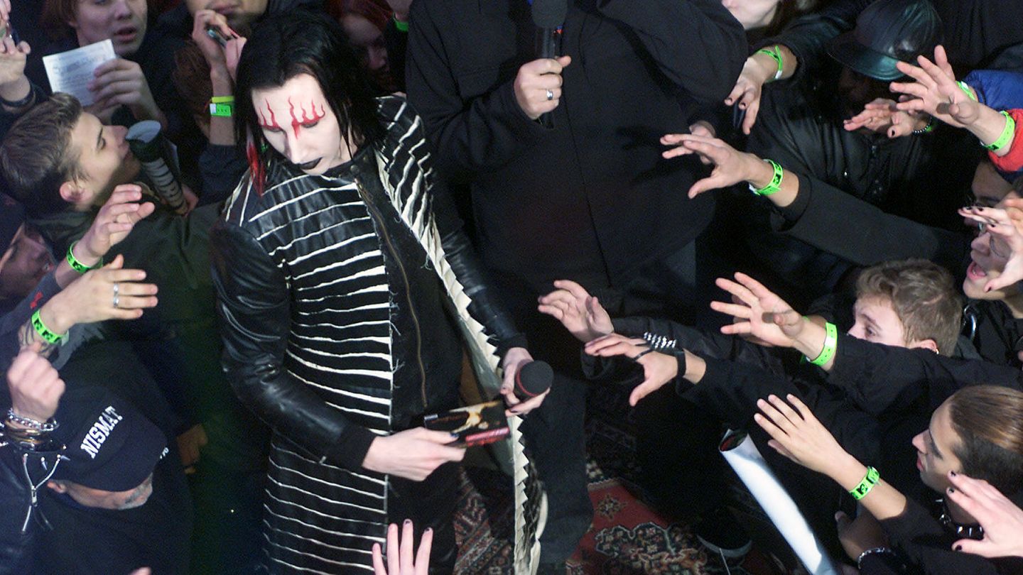 Marilyn Manson, rodeado de fans al principio de su carrera. (Getty)
