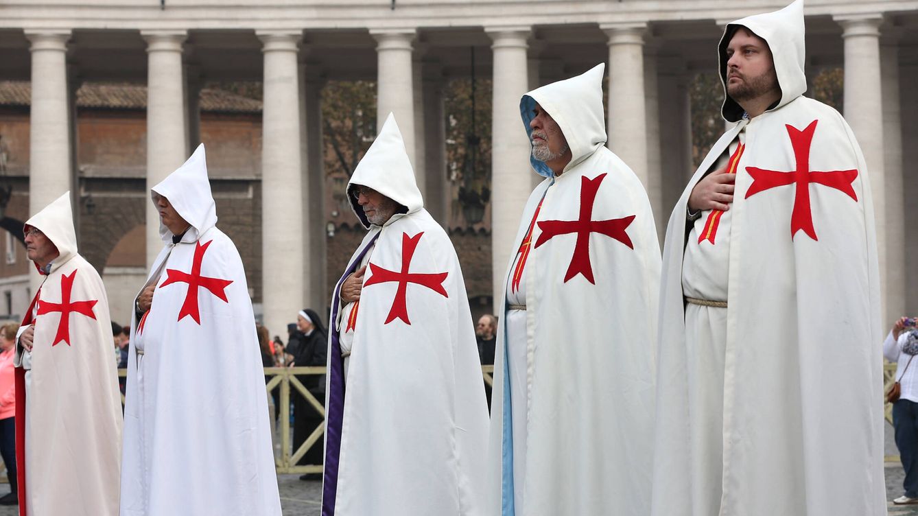 Foto: Templarios acuden a una misa del papa Francisco en la plaza de San Pedro en 2014. (Getty/Franco Origlia)