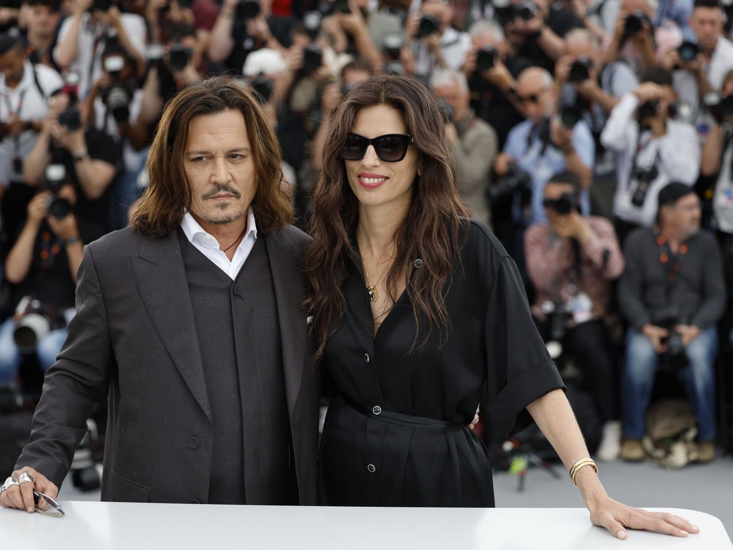 El actor Johnny Depp, con la directora y actriz Maïwenn en la presentación de 'Jeanne du Barry'. (EFE/EPA/Sebastien Nogier)