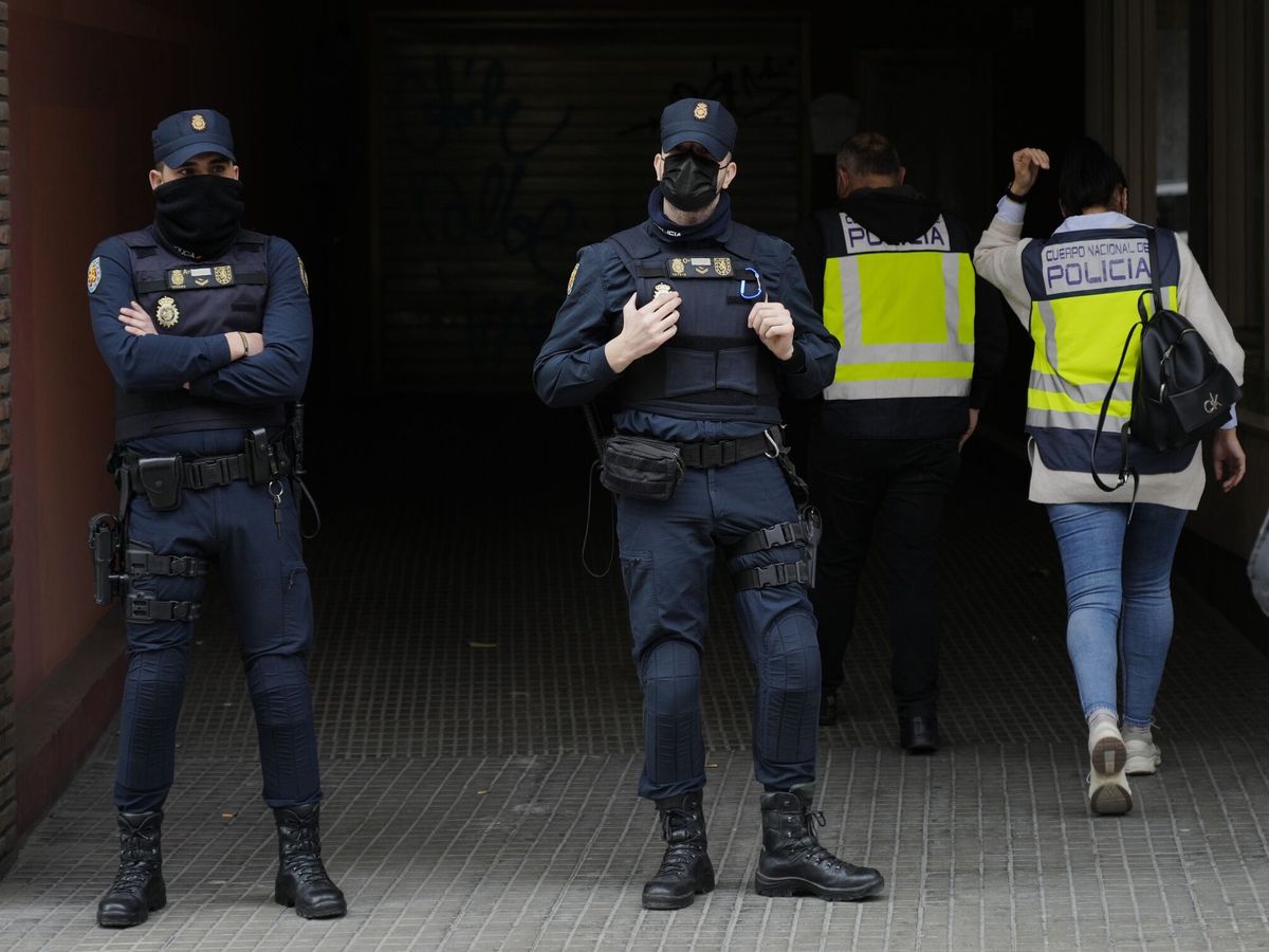 Foto: Agentes de la Policía Nacional. (EFE/Enric Fontcuberta)