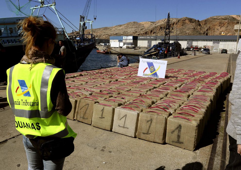 Foto: Alijo de 13 toneladas de hachís interceptado por la Agencia Tributaria al sureste de la costa almeriense. (Efe)