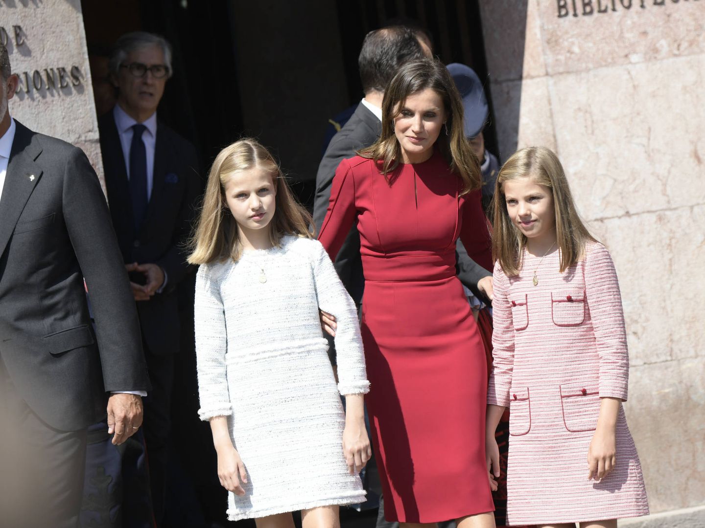 La reina Letizia, muy pendiente de sus hijas. (Limited Pictures)