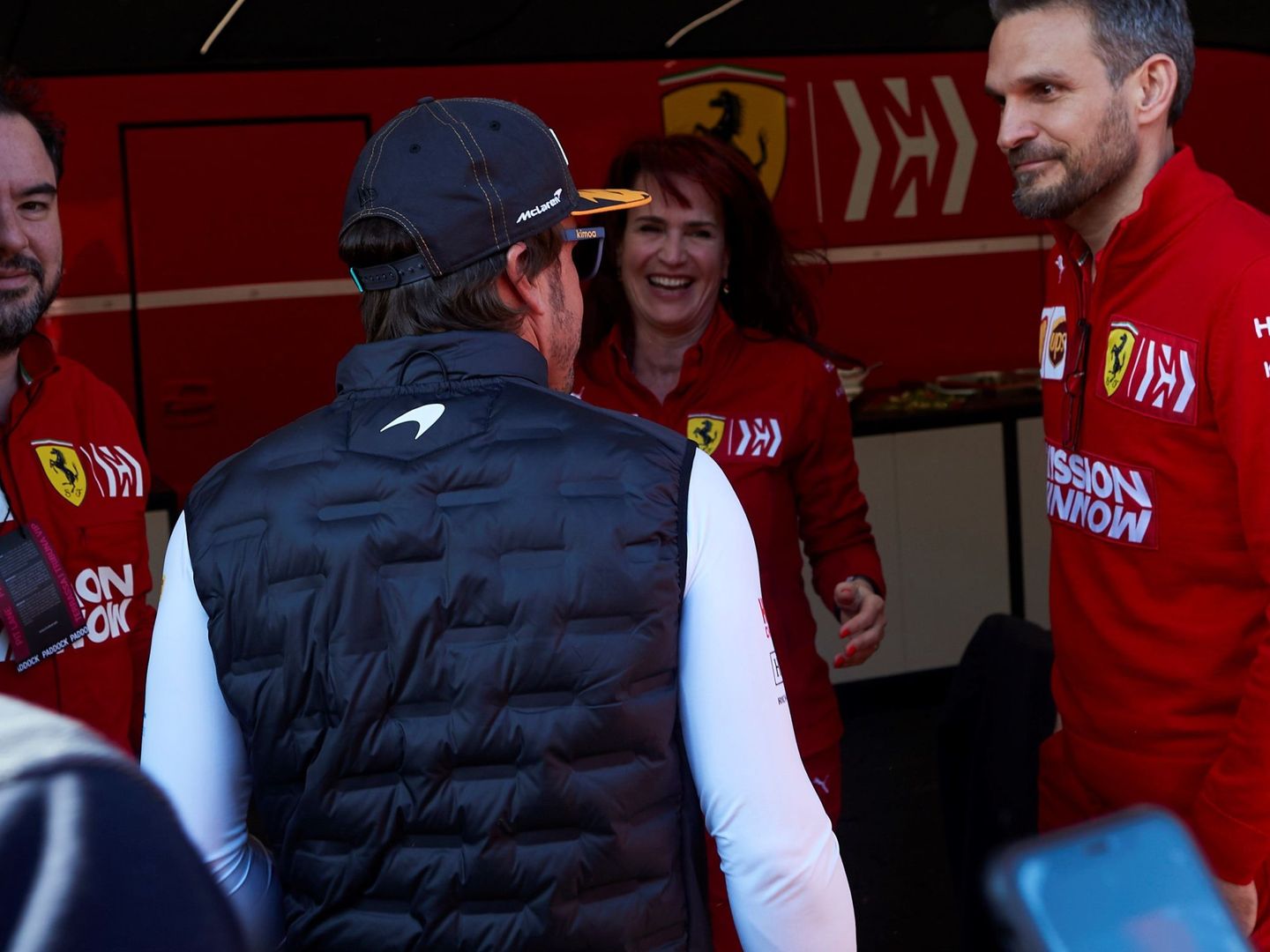 Fernando Alonso visitó el 'motorhome' de Ferrari en Montmeló. (EFE)