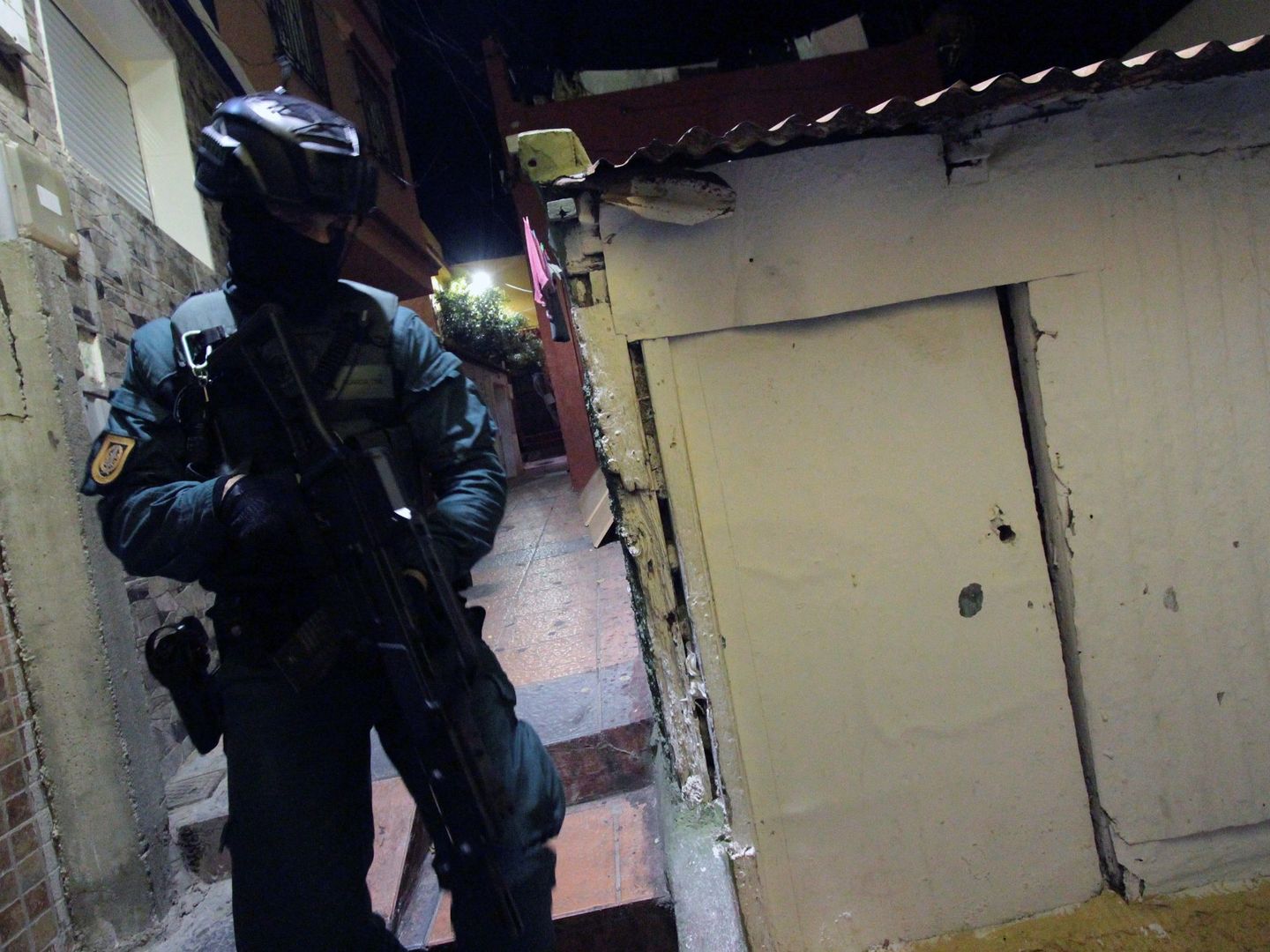 Un miembro de las fuerzas de seguridad durante la operación contra el tráfico de drogas en Ceuta. (EFE)