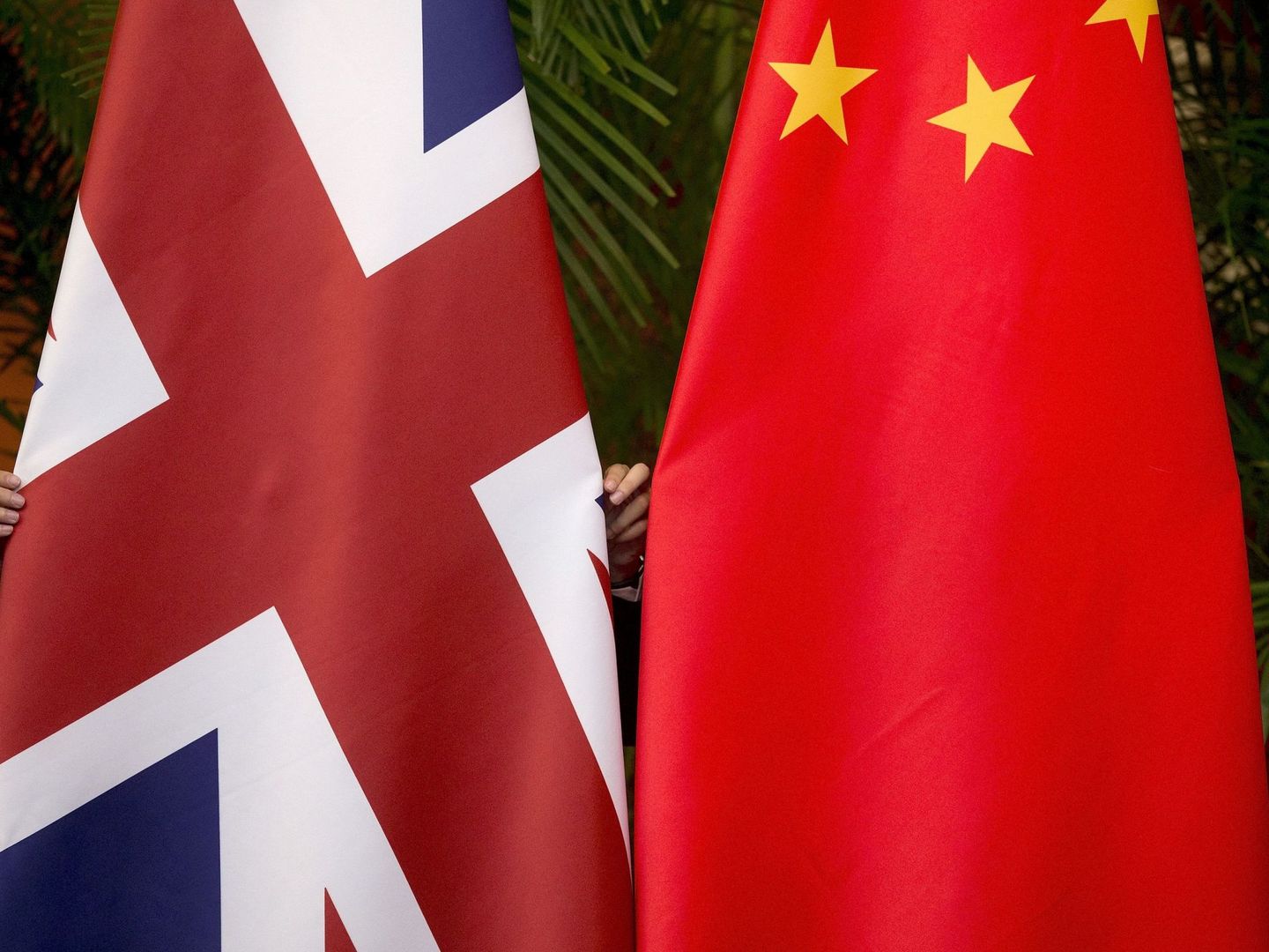 Banderas del Reino Unido y China. (Reuters)